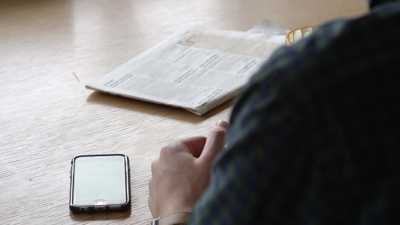 hombre contestando una llamada en un teléfono inteligente con pantalla verde