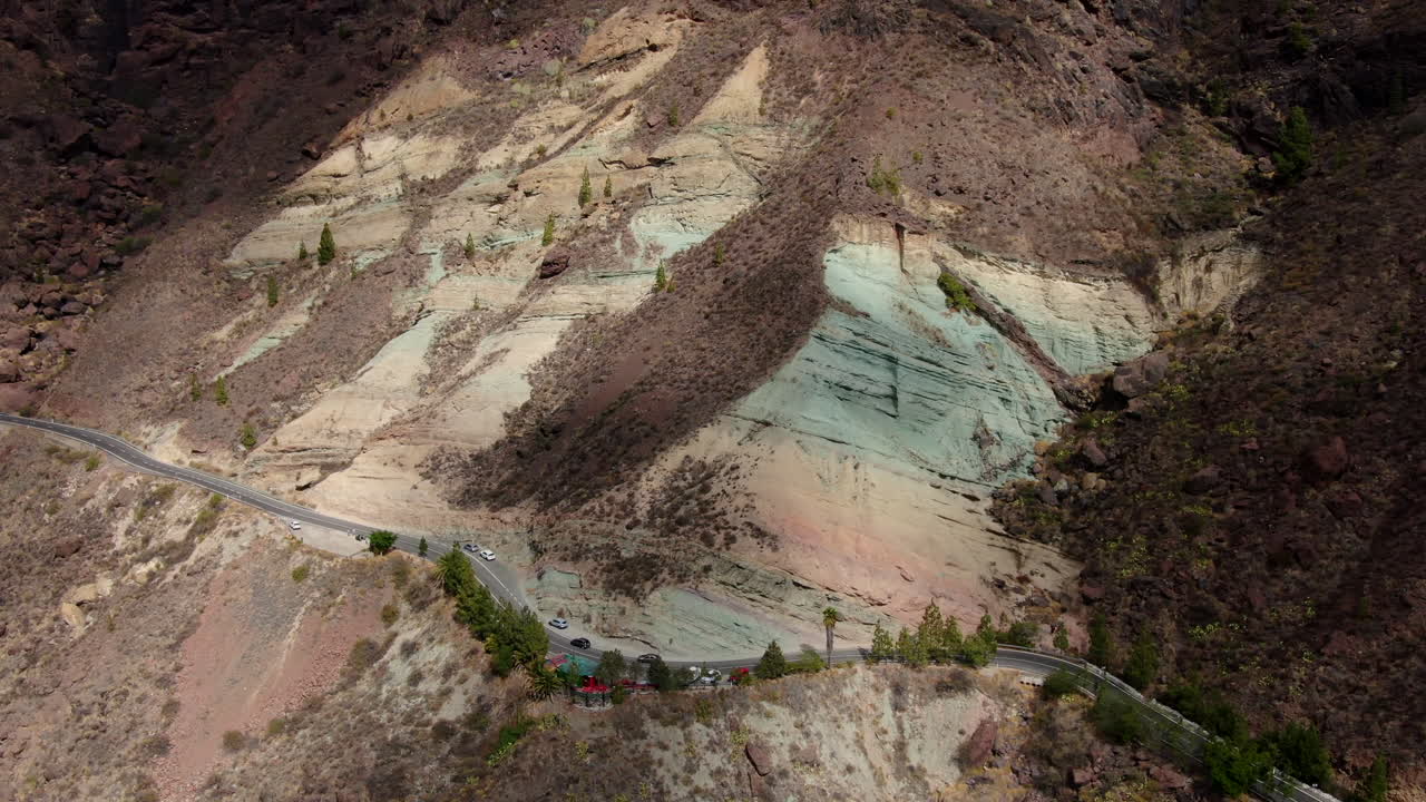 fantástica toma aérea en órbita sobre la fuente de los azulejos