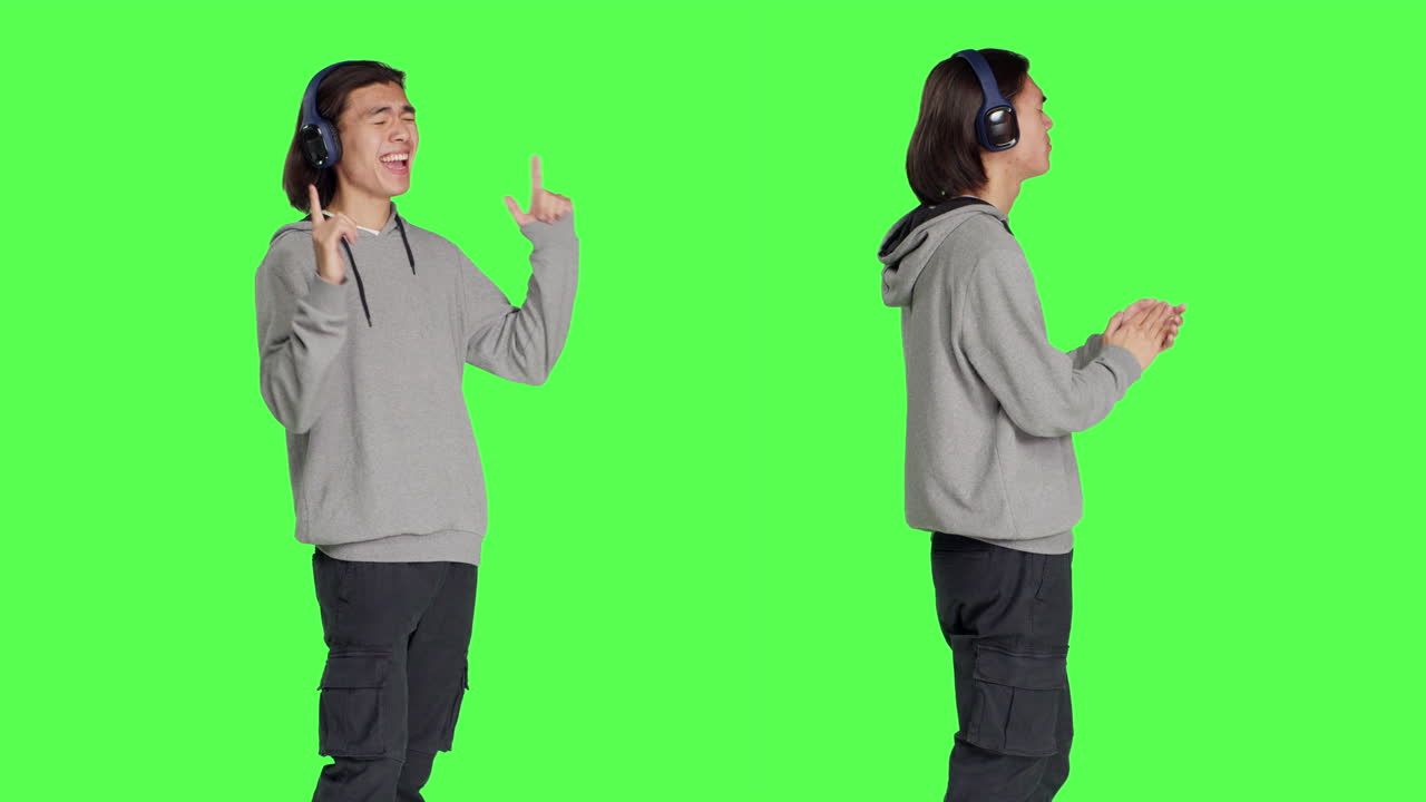 활기찬 성인이 재즈적인 움직임을 합니다.