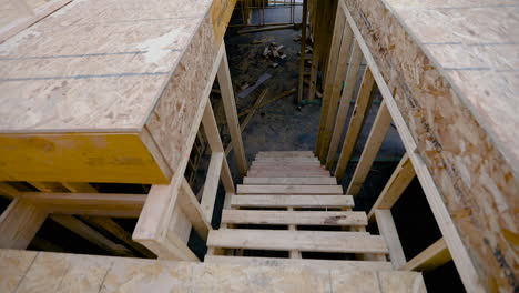 Casa-De-Nueva-Construcción---Mirando-Hacia-Abajo-Las-Escaleras