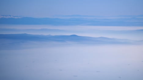 안개가 가득한 산꼭대기