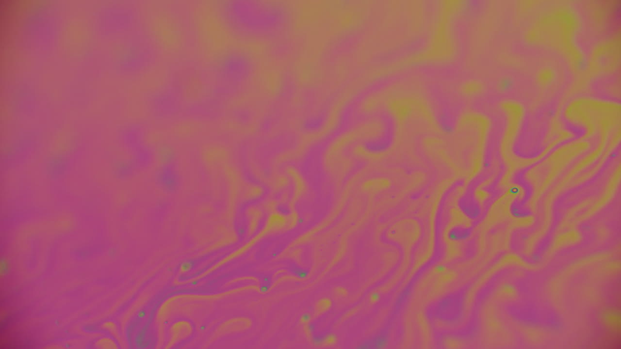 líquido ultravioleta que cambia de color bajo luz fluorescente.