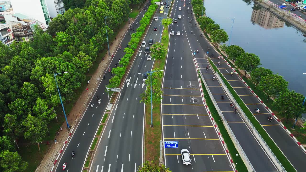 다이내한 항공 촬영은 모든 모양과 크기의 차량으로 가득 찬 아시아의 바쁜 도시 고속도로를 보여줍니다.