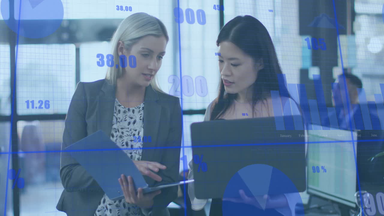 animación del procesamiento de datos financieros sobre diversas personas de negocios en la oficina