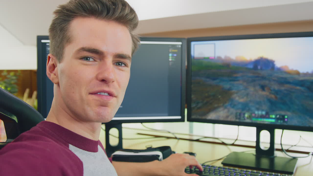 집에 앉아서 카메라를 쳐다보는 남자 게임 라이브 스트리밍 게임