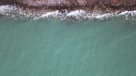 Shallow-Water-on-the-foamy-shoreline-in-cold-weather