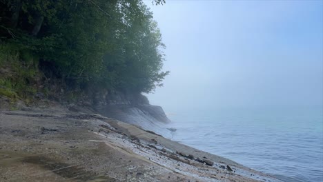 Timelapse-Costa-Rocosa-Con-Olas-Tranquilas-En-Un-Día-Brumoso-Lago-Superior-árboles-Fotografiados-Rocas-A-Orillas-Del-Lago-Nacional