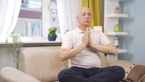 un hombre en meditación frente a la ventana.