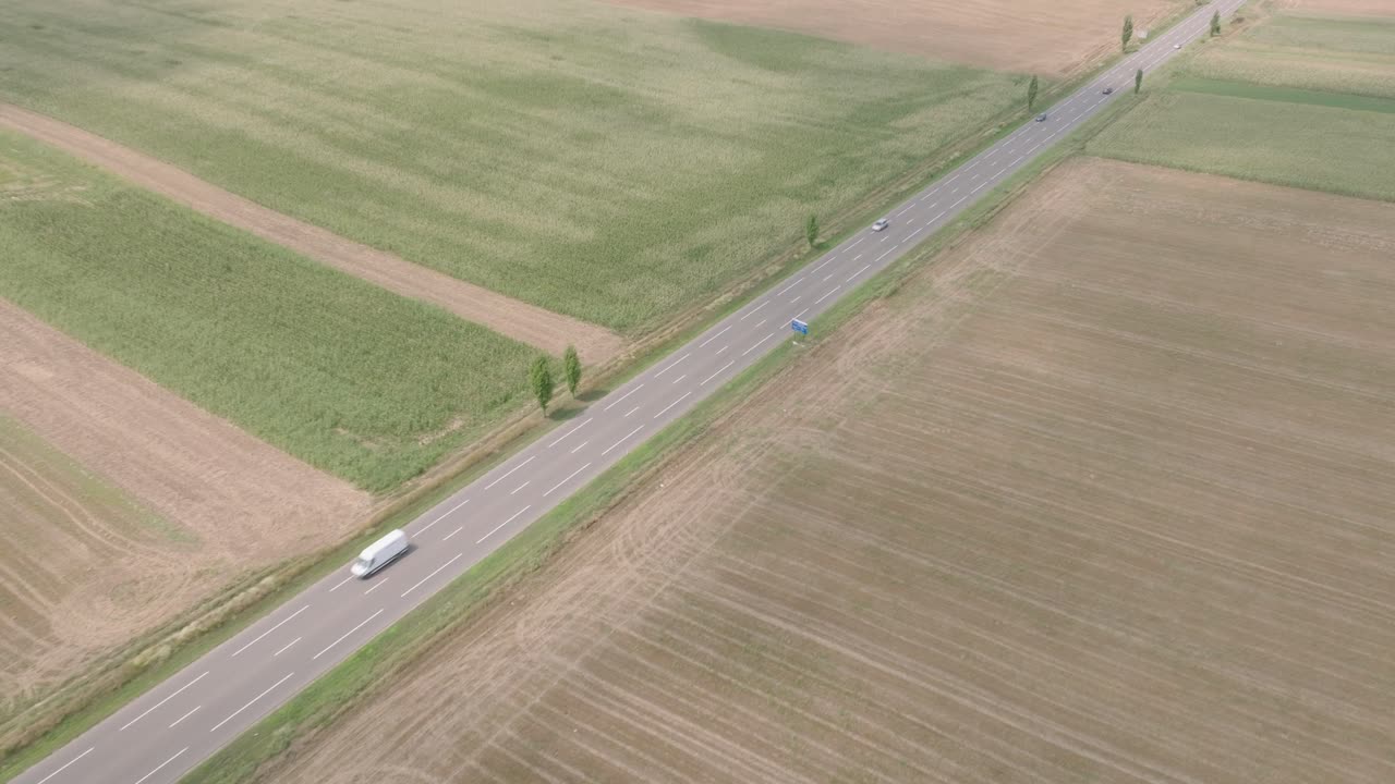도메스티-타르그, 프란체아, 몰도바, 루마니아의 시골에서 들판을 따라 운전하는 차량의 항공 사진
