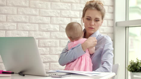 madre de negocios trabajando desde casa con el niño. madre con el niño buscando documentos