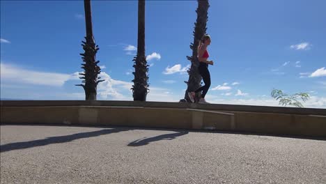 mujer corriendo al aire libre