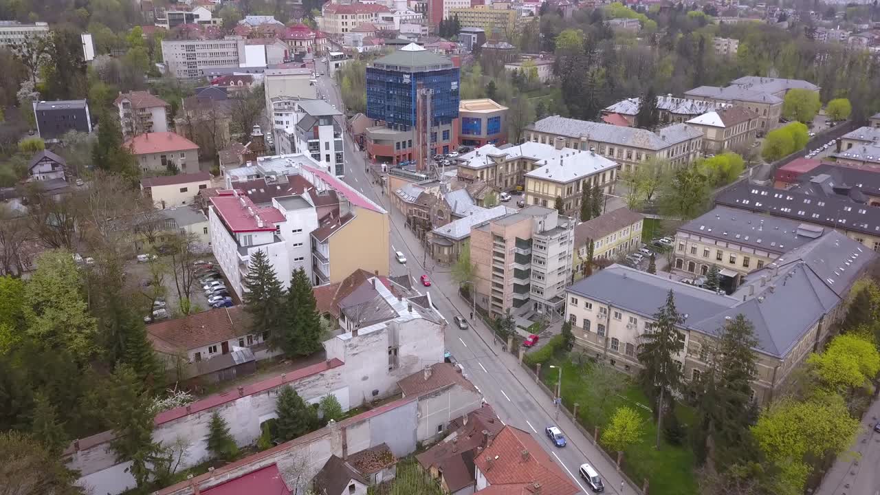 toma aérea de drones que revela una hermosa arquitectura de mediados de siglo