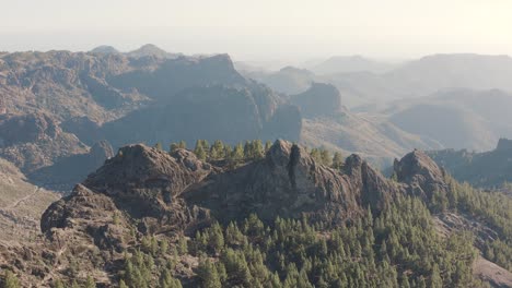 hermosa toma de drones de un panorama de montaña con un valle, gran canaria