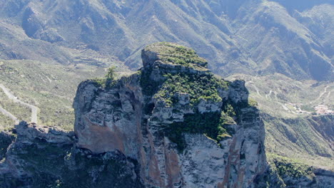 vista circular aérea sobre el roque nublo: roca volcánica en la caldera de tejeda, gran canaria, islas canarias, españa