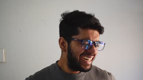 primer plano de un adulto joven cansado del trabajo bostezando