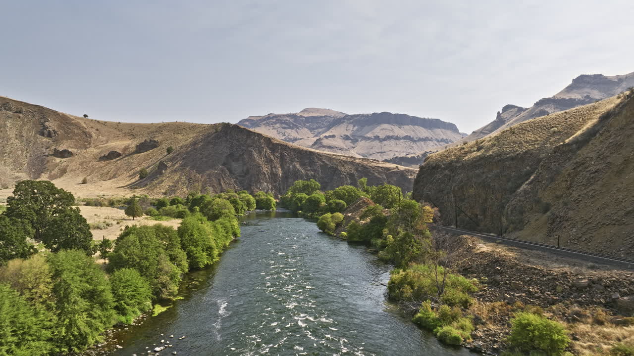 deschutes river oregon aerial v79 vista impresionante drone vuela por encima del río capturando el campamento de davidson flats y el espectacular paisaje escarpado del cañón - filmado con mavic 3 cine - agosto 2022