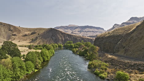 deschutes river oregon aerial v79 захватывающий вид дрон летает над рекой, захватывая кемпинг дэвидсон флэтс и впечатляющий скалистый ландшафт каньона - снят с mavic 3 cine - август 2022