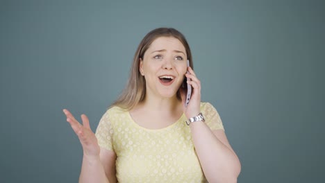 Mujer-Joven-Recibiendo-Evangelio-Por-Teléfono.