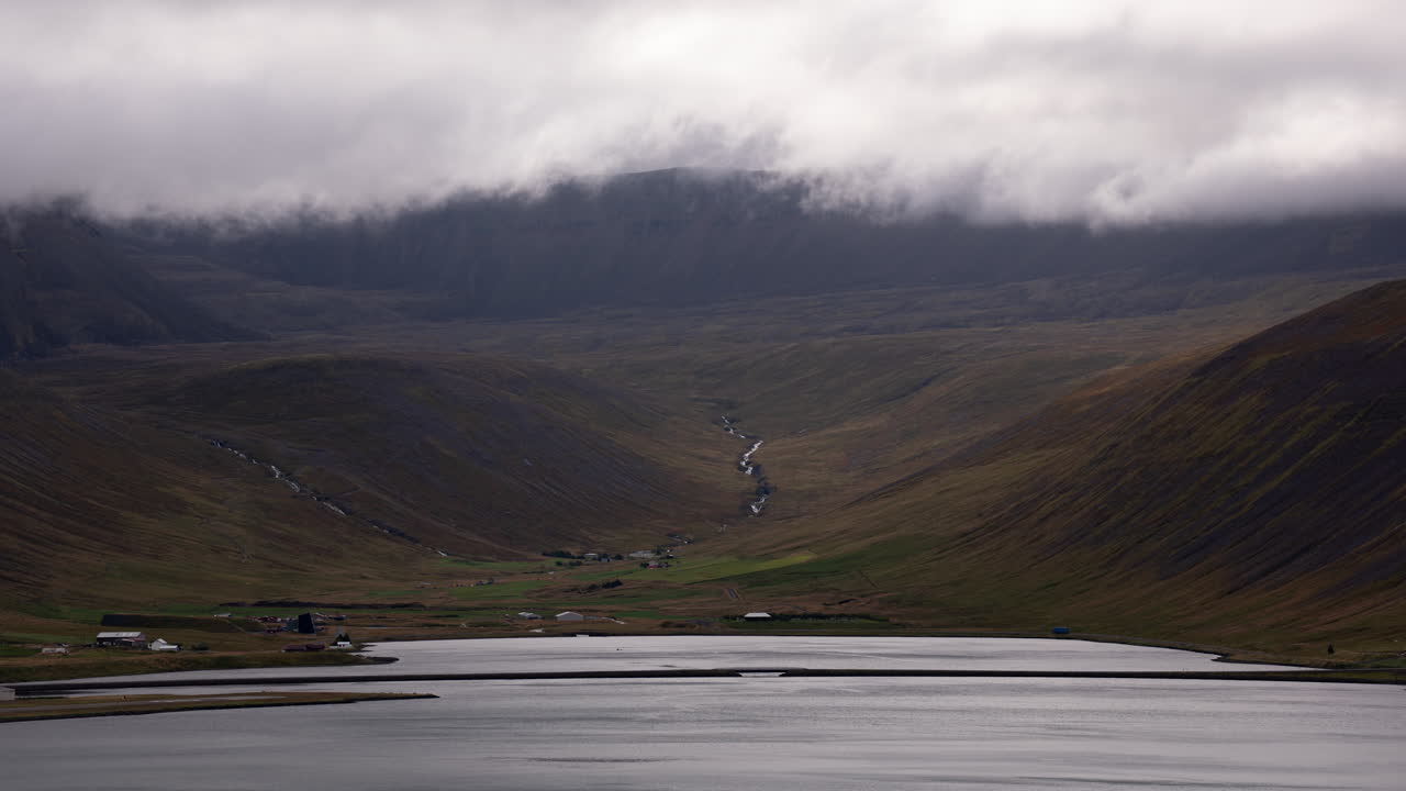 Time-lapse spettacolare di nuvole che si muovono sul fiordo vicino a Ísafjörður, Islanda