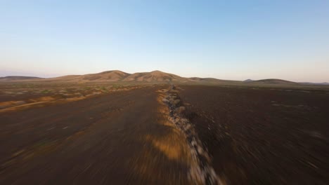 Fuerteventura-Fpv-Braune-Bergetablierung-Goldene-Stunde-Slowmotion-50fps