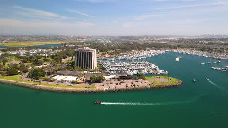 Luxury-Hotel-At-Mission-Bay-With-Marina-And-Sea-Views-In-Summer-In-San-Diego,-California,-USA