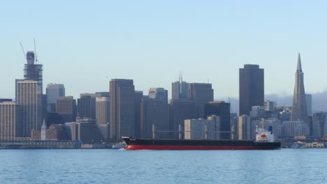 frachtschiff, das die innenstadt von san francisco passiert