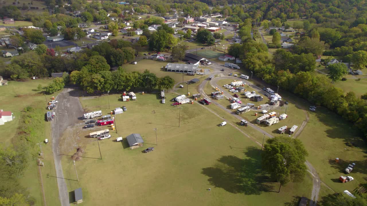 orbita aérea disparada sobre una pequeña ciudad estadounidense lynchburg, tennessee durante los campeonatos de bbq