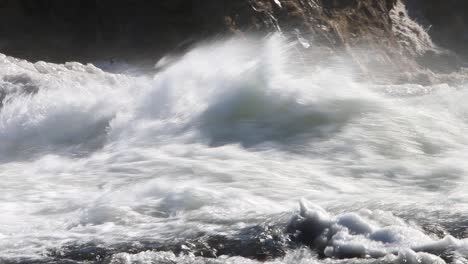 spray de un río en movimiento rápido siendo soplado de vuelta por fuertes vientos