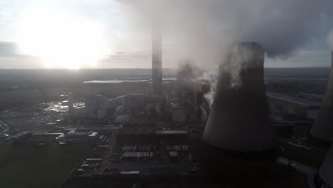 Bajada-De-Antena-Tire-Hacia-Atrás-Torres-De-Refrigeración-De-La-Central-Eléctrica-Del-Reino-Unido-Debajo-De-Las-Emisiones-De-Vapor-De-Humo-Al-Amanecer.