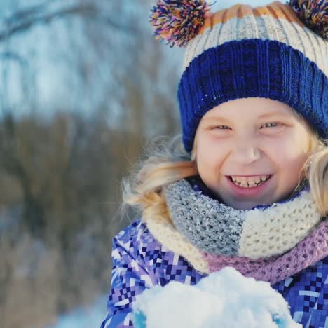 Mädchen-5-Jahre-Genießt-Den-Winter---Wirft-Schnee-3