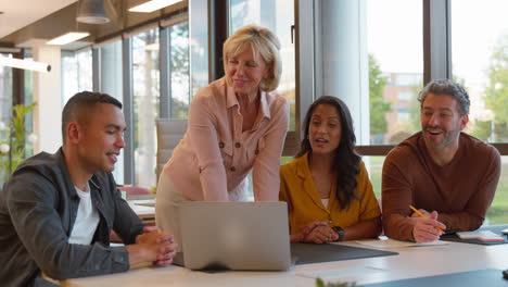 Treffen-Eines-Multikulturellen-Geschäftsteams-Am-Laptop-Im-Modernen-Büro