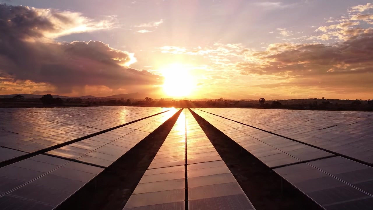 Betagende solopgang over solpaneler: Et fængslende syn af vedvarende energi, der udnytter sollys i et smukt landskab.