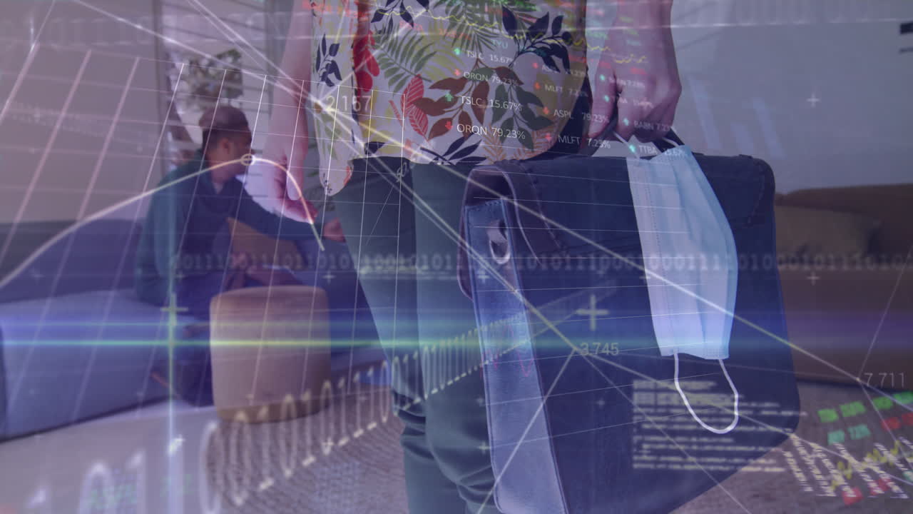 사무실에서 마스크를 쓰고 있는 동료들과 함께 통계를 보여주는 디지털 인터페이스의 애니메이션