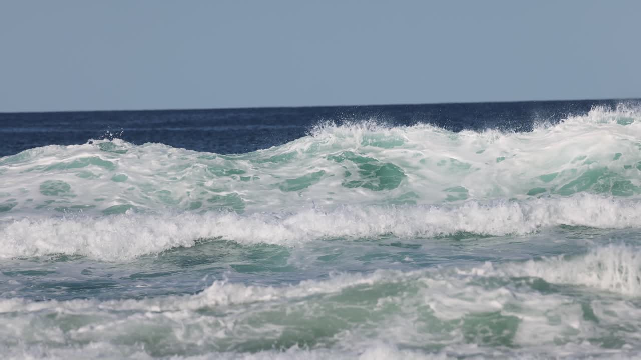 서퍼가 파도를 잡고 타는 장면