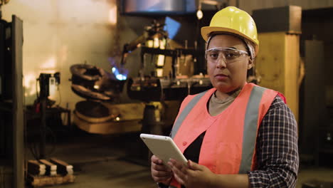 mujer trabajando en una fábrica