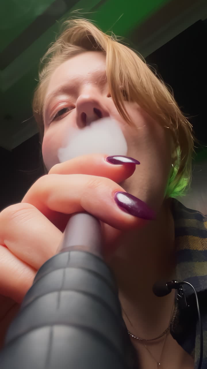 женщина курит кальян.