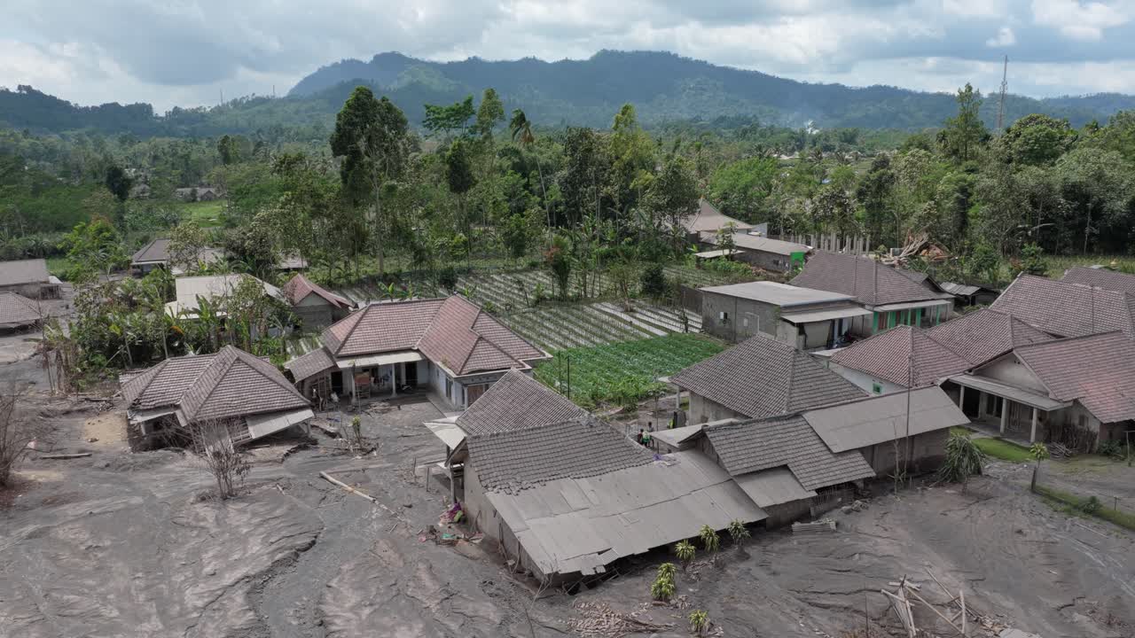 Desa di Indonesia hancur akibat aliran lahar gunung berapi Semeru