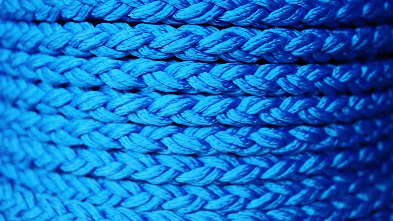 Primo piano di corda sintetica blu arrotolata