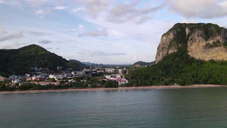 una vista aérea de la playa de la cueva con un bote tradicional de cola larga en la playa de ao phra nang, destino de escalada en roca en el mar de andaman, bahía de railay, krabi, tailandia