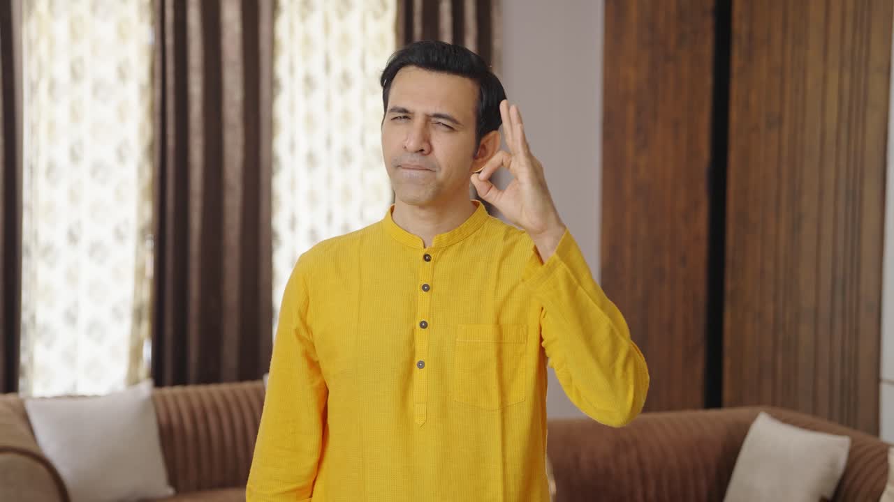 hombre indio mostrando una señal de bien