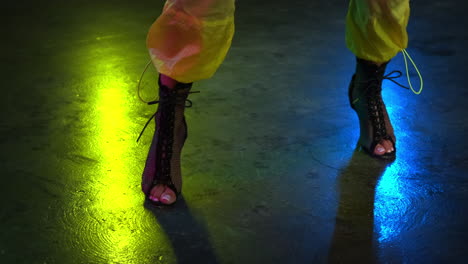 espectáculo de danza de moda con iluminación de neón