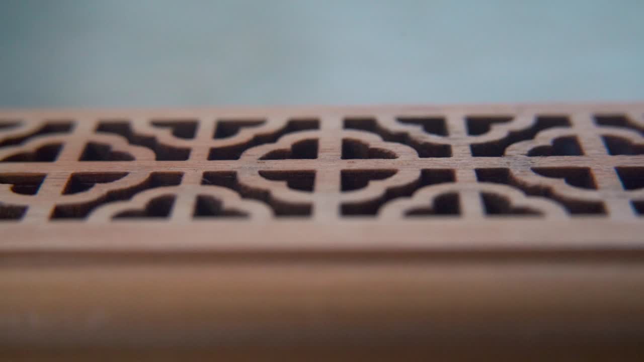 Una macro ravvicinata di incenso fumante in una scatola di legno, meditazione rituale spirituale, fragranza per aromaterapia, fumo bianco aromatico rilassante, scatola testurizzata, video cinematografico in slow motion a 120 fps con panoramica a destra.