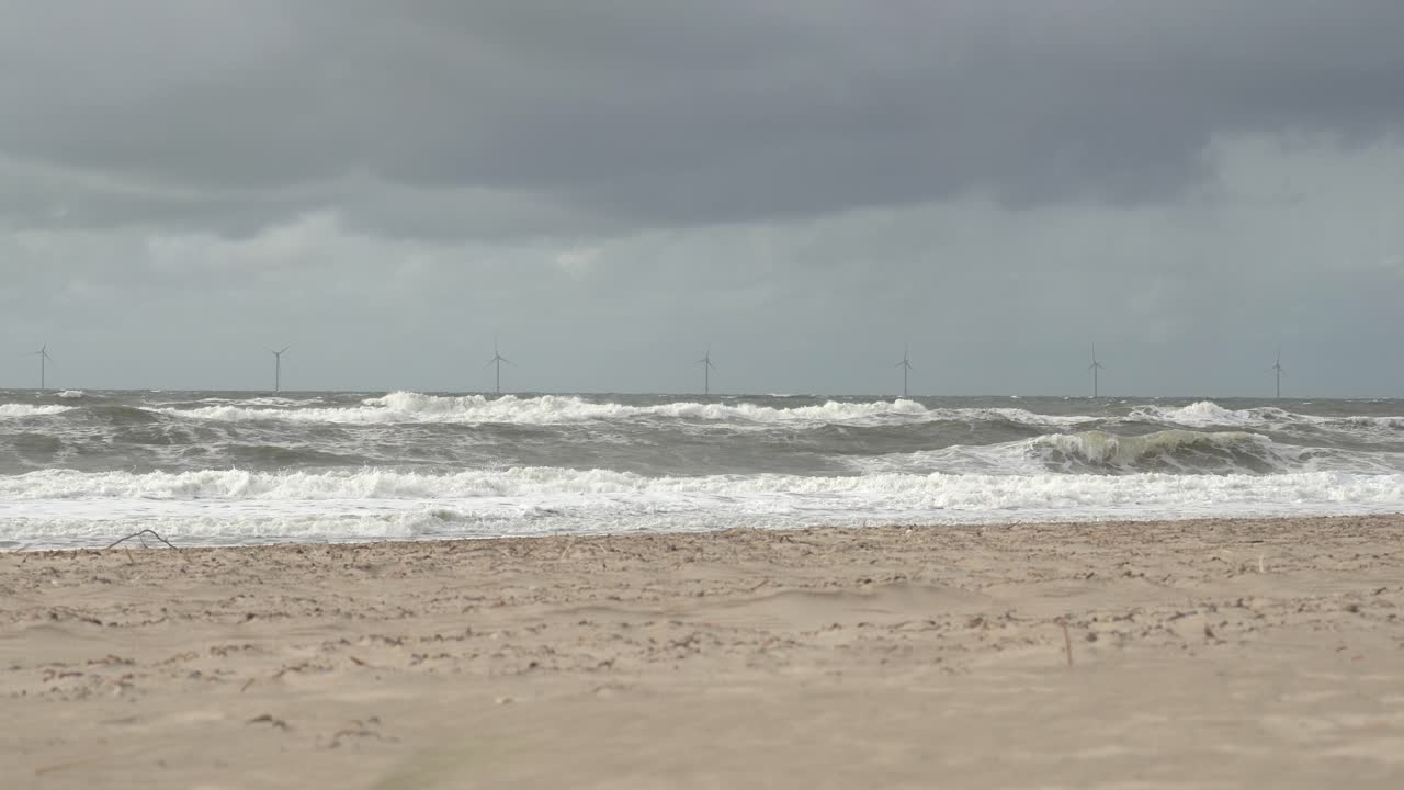 파도가 덴마크 북부 유틀란드 서쪽 해안에 부히고 있습니다.