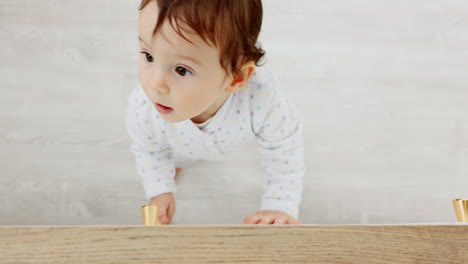 Baby,-Spazierengehen-Und-Lustiges-Erkunden-Im-Haus