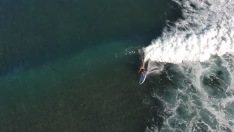 Disparo-De-Dron-Desde-Arriba-De-Un-Sup&#39;er-En-Una-Ola