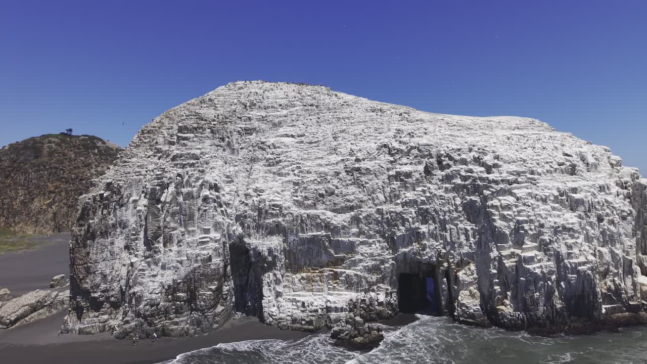Ilmakuva valtavasta Piedra de la Iglesia -kivimuodostelmasta Constituciónin rannalla, Chilessä, esitellen yksityiskohtaisia geologisia tekstuureja