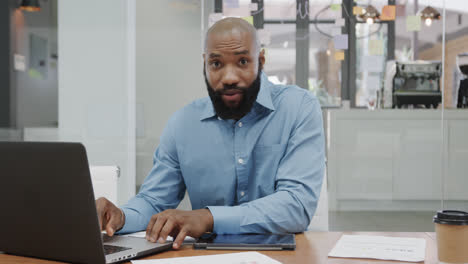 Retrato-De-Un-Hombre-De-Negocios-Afroamericano-Usando-Una-Computadora-Portátil,-Haciendo-Videollamadas-En-La-Oficina,-Cámara-Lenta