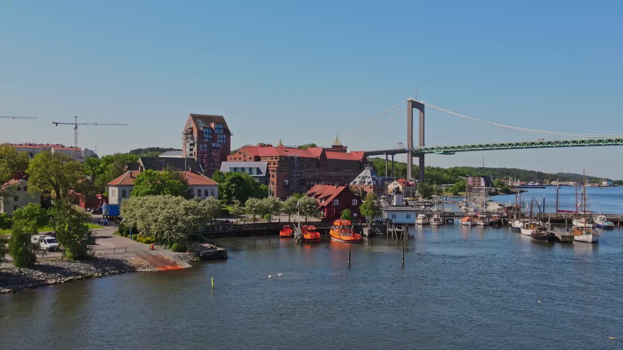 낮에는 보트와 물가 건물이 있는 스웨덴 예테보리의 클리판 근처 고타 강을 가로지르는 알브스보르 다리의 전망