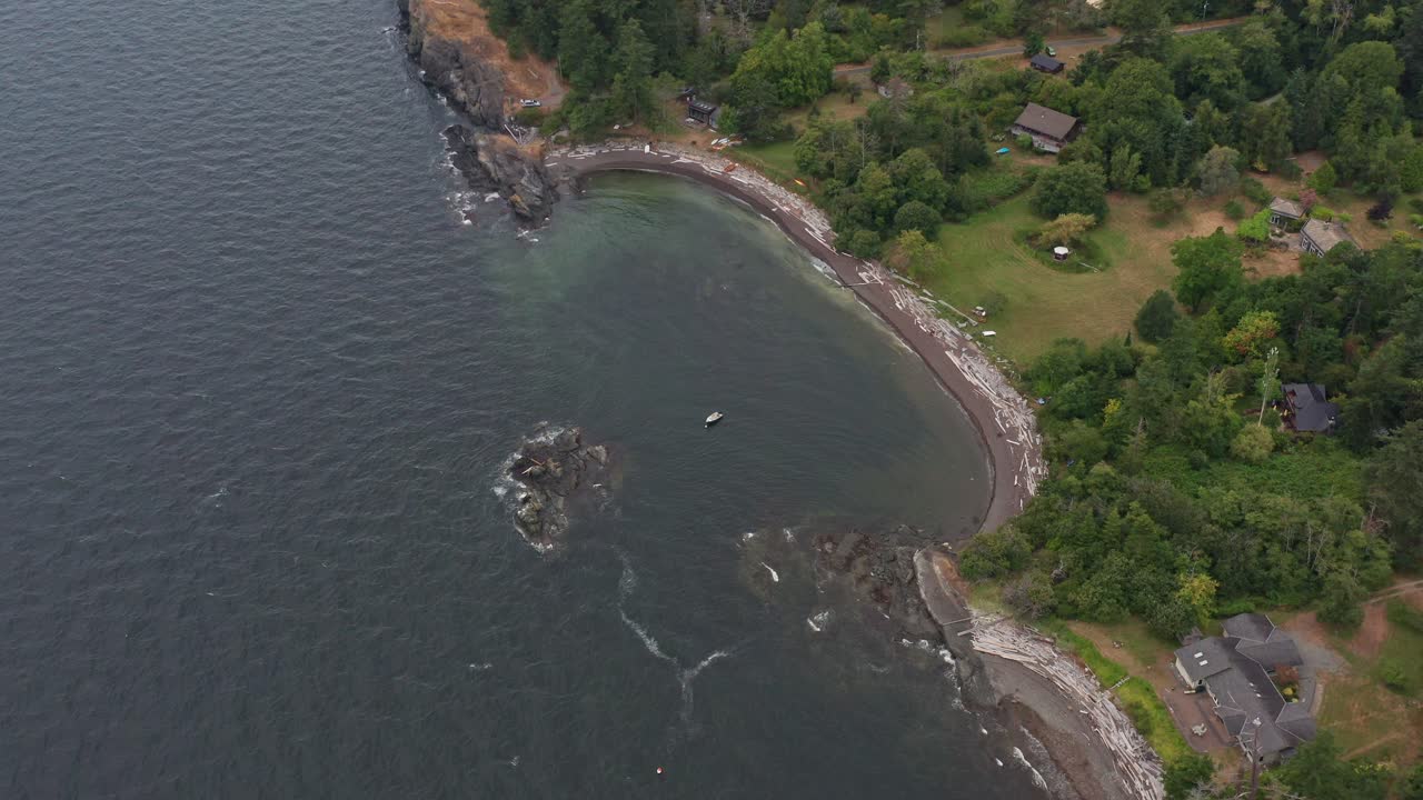 disparo inclinado de arriba hacia abajo de un barco solitario anclado en una hermosa bahía alrededor de vancouver, canadá