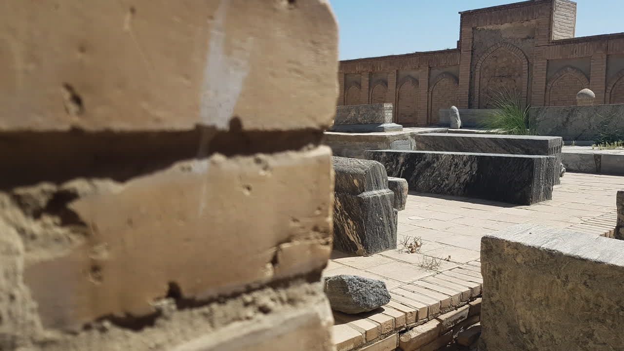 necrópolis de chor-bakr en bukhara, uzbekistán, antiguas paredes de piedra y tumbas